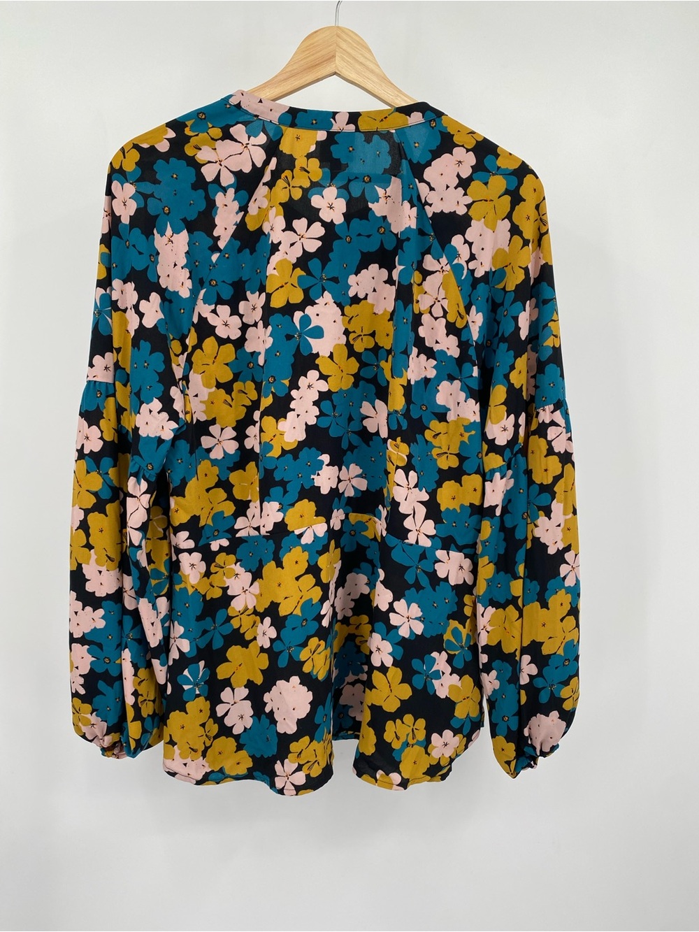 Cabi Favorite Floral Print V-Neck
Balloon Sleeve Blouse Multicolor Size L - Picture 6 of 11